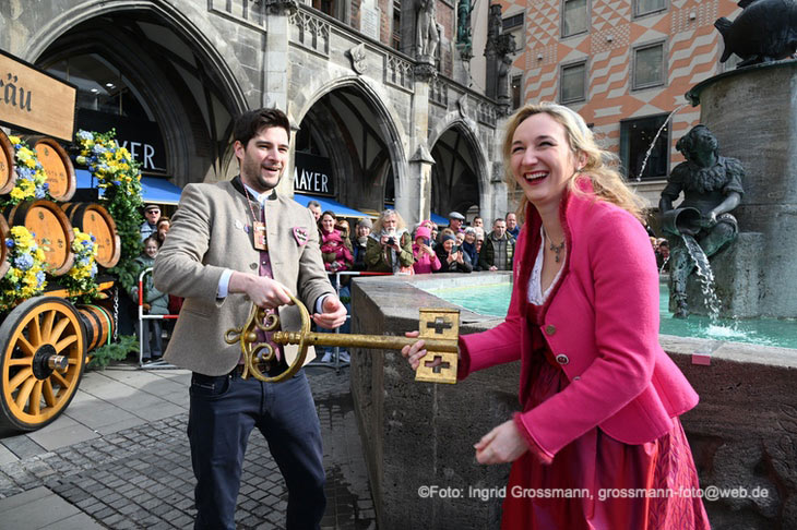 Narrhalla Prinzenpaar Stephan I. und Samantha I.  beim traditionellen Geldbeutelwaschen am Fischbrunnen. (©Foto: Ingrid Grossmann) 